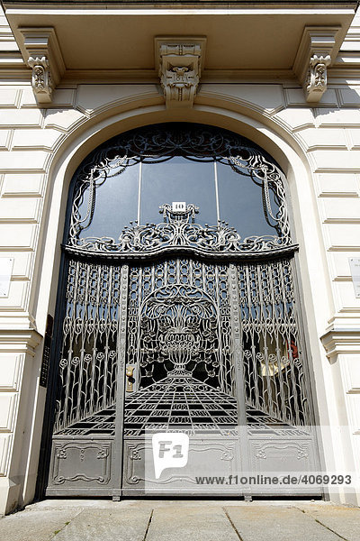 Edvard Grieg Begegnungsstätte  Eingangstor am Verlagsgebäude in der Talstraße  Leipziger Notenspur  Leipzig  Sachsen  Deutschland  Europa