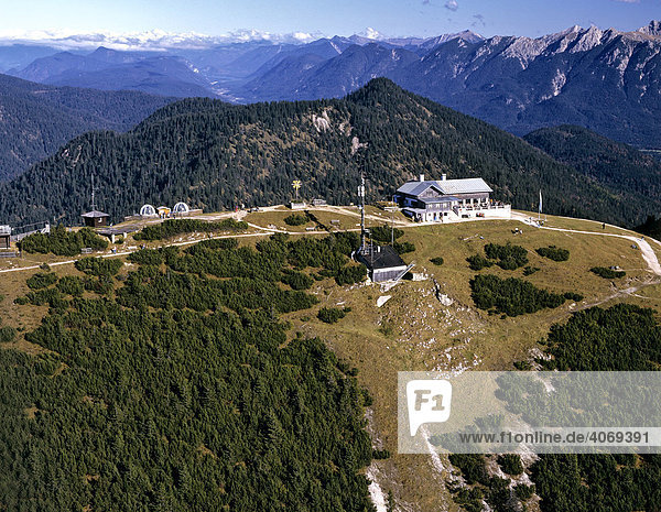Wank bei Garmisch Partenkirchen  Estergebirge  Wetterstation  Gipfelkreuz  Oberbayern  Bayern  Deutschland  Europa  Luftbild