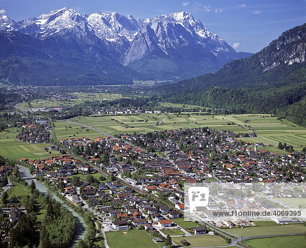 Farchant bei Garmisch Partenkirchen  Wettersteingebirge  Oberbayern  Bayern  Deutschland  Europa  Luftbild