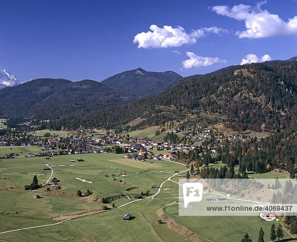 Wallgau  Golfplatz  Wettersteingebirge  Estergebirge  Oberbayern  Bayern  Deutschland  Europa  Luftbild