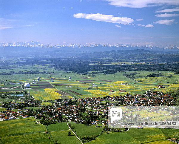 Raisting  Erdfunkstelle  Satelliten-Antennen  Alpenkette  Oberbayern  Bayern  Deutschland  Europa  Luftbild