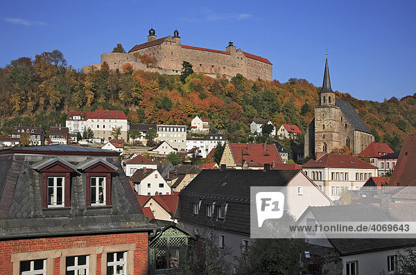Plassenburg und Petrikirche in der Altstadt von Kulmbach  Oberfranken  Bayern  Deutschland  Europa