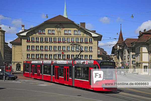 Straßenbahn in der Altstadt von Bern  Schweiz  Europa