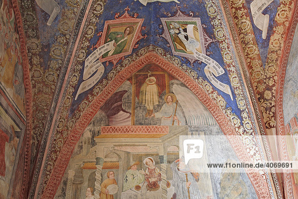Romanisches Fresko mit der Legende vom erhängten Jüngling  Hühnerlegende  St. Jakob in Kastelaz  Tramin  Südtirol  Italien  Europa