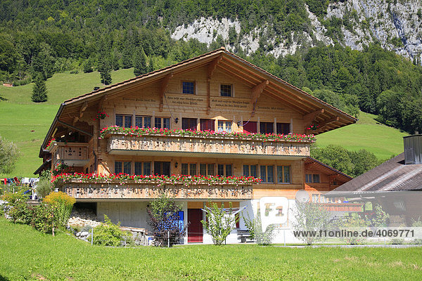 Simmentaler Bauernhaus bei Erlenbach im Simmental  Berner Oberland  Schweiz  Europa