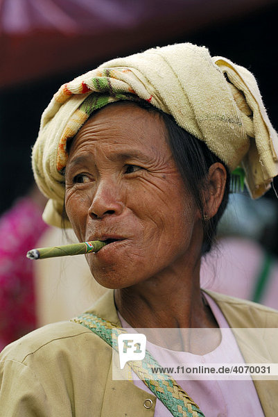 Alte  Cheerot rauchende Burmesin mit Kopftuch  Portrait  Bagan  Myanmar  Südostasien