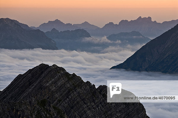 Bergpanorama beim Sonnenaufgang vor Nebelmeer  Gramais  Reutte  Tirol  Österreich  Europa