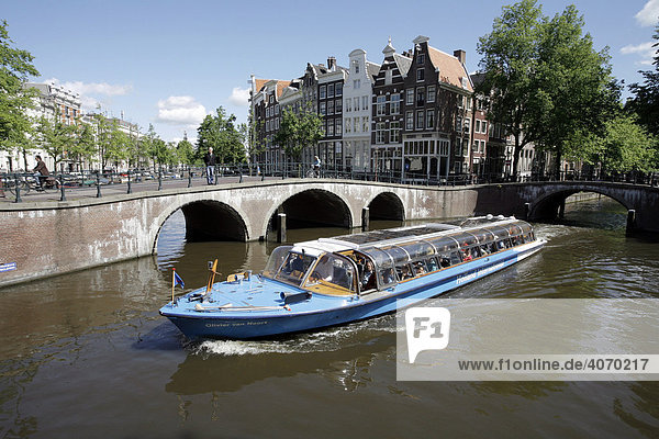 Tourist sightseeing boat on a grachtentour or canal tour  in front of canal houses  Leidse Ecke Prinsengracht  Amsterdam  Netherlands  Europe