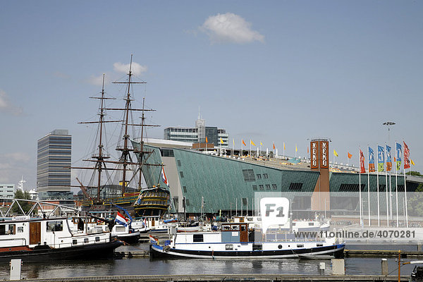 NEMO  größtes Wissenschaftszentrum der Niederlande in Form eines Schiffs  links Stedelijk Museum im Post CS Gebäude  städtische Kunstsammlung  Amsterdam  Niederlande  Europa
