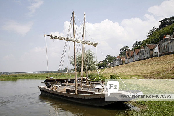 Bootsausflug auf dem Fluss Loire mit Jean Ley auf seinem traditionellen Holzboot  Chaumont-sur-Loire  Frankreich  Europa