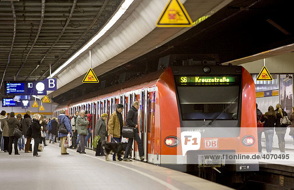 Eine S-Bahn der Linie S7 hält am S-Bahnhof Marienplatz in München  Bayern  Deutschland  Europa