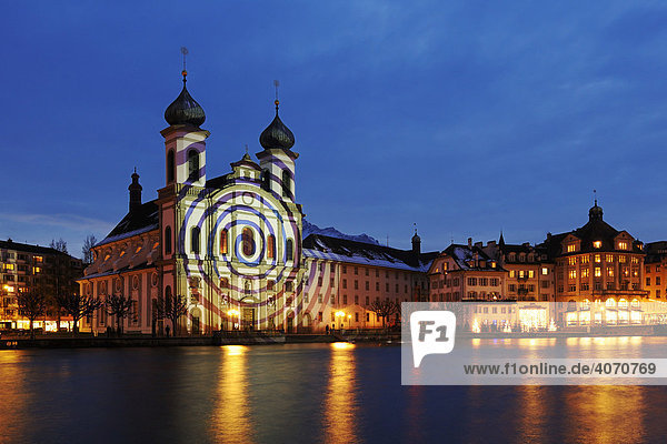Jesuitenkirche durch Lichtkünstler Gerry Hofstetter in weihnachtliches Licht getaucht  Luzern  Schweiz  Europa