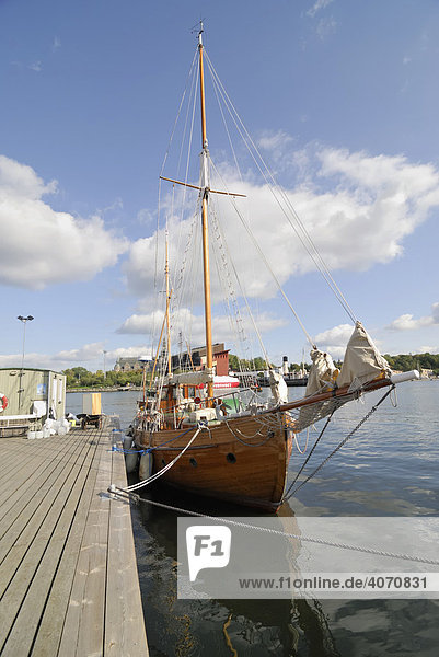 Hölzerne Yacht an Anlegeplatz  Stockholm  Schweden  Skandinavien  Europa