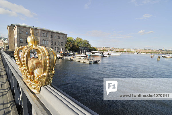 Goldene schwedische Krone auf dem Handlauf einer Brücke  Stockholm  Schweden  Skandinavien  Europa