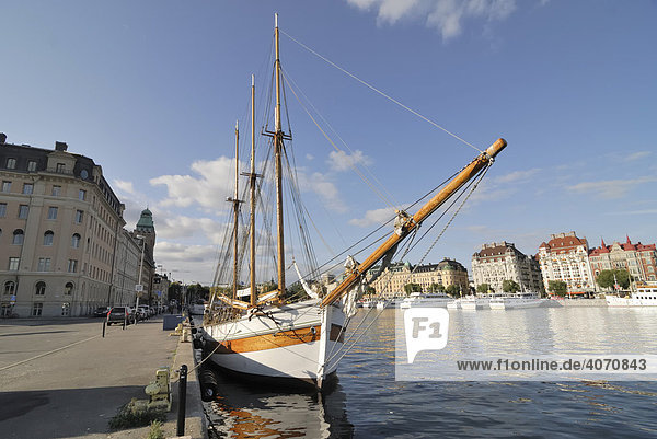 Schwedisches Segelboot am Nybrokajen Kai  Stockholm  Schweden  Skandinavien  Europa