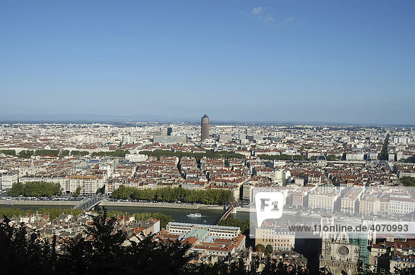 Blick auf Lyon  von der Basilika Notre-Dame de FourviËre aus gesehen  Lyon  DÈpartement RhÙne  RhÙne-Alpes  Frankreich  Europa