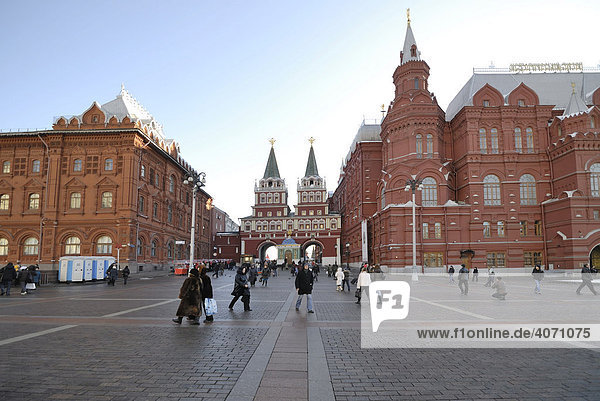 Haupttor zum Krasnaya oder Roten Platz zwischen dem Revolutions-Museum  links  und dem Staatlichen Historischen Museum  Moskau  Russland