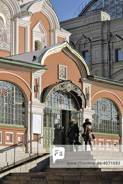 Zwei Frauen betreten die russisch-orthodoxe Kasaner Kathedrale  Roter Platz  Moskau  Russland