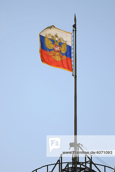Russische Flagge auf der Kuppel des Senatspalates