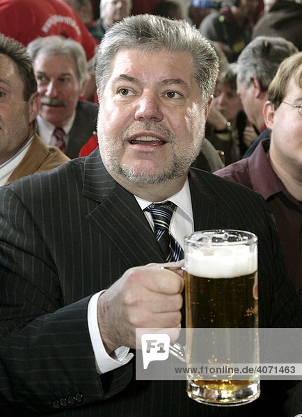 Kurt Beck  SPD Federal leader and Prime Minister of Rhineland-Palatinian holding a beer stein during the political Ash Wednesday festivities  Vilshofen  Lower Bavaria  Bavaria  Germany  Europe