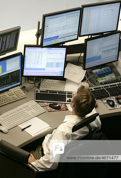 Stock exchange trader  trading on the trading floor of the Frankfurt stock exchange of the Deutsche Boerse AG in Frankfurt/Main  Hesse  Germany  Europe - Propertyrights DeutscheBörseGroup