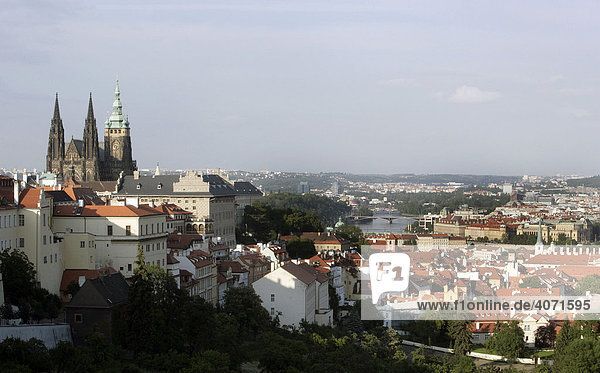 Blick auf die Prager Burg  Hradschin  den Dom Sankt Veit  St. Veit  Veitsdom  und auf die Stadt Prag in Prag  Tschechische Republik  Europa