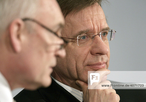 Hakan Samuelsson  rechts  Vorstandsvorsitzender der MAN AG  und Karlheinz Hornung  links  Vorstandsmitglied  Vorstand Finanzen  der MAN AG  am 21.02.2006 während der Bilanzpressekonferenz in München  Bayern  Deutschland  Europa