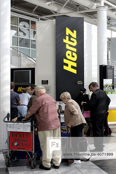 Vermietstation der Hertz Autovermietung im Flughafen München  Bayern  Deutschland  Europa