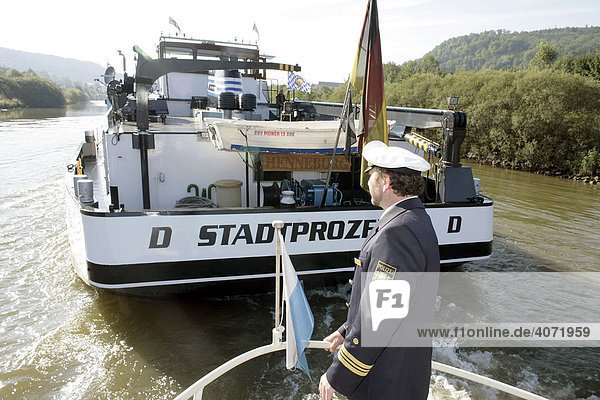 Polizeibeamter der Wasserschutzpolizei auf dem Polizeiboot WSP 50 vor der Kontrolle des Gütermotorschiffes Stadtprozelten auf dem Main-Donau-Kanal bei Beilngries  Bayern  Deutschland  Europa