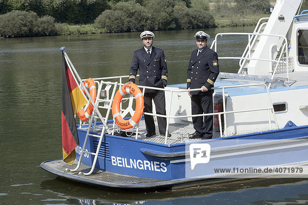 Polizeibeamte der Wasserschutzpolizei Beilngries auf dem Polizeiboot WSP 50 auf dem Main-Donau-Kanal bei Beilngries  Bayern  Deutschland  Europa