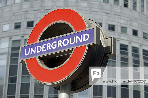 Logo an einer Station der Underground in Canary Wharf in London  England  Großbritannien  Europa