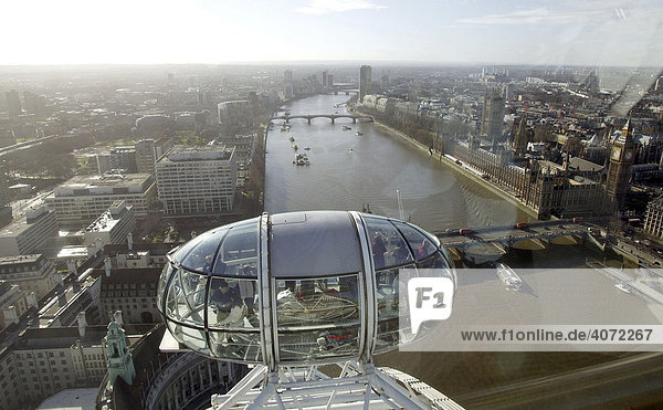 Kabine des Millennium Wheels über der Themse mit Blick auf Big Ben in London  England  Großbritannien  Europa