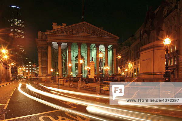 Royal Exchange in der Threadneedle Street bei Nacht in London  England  Großbritannien  Europa