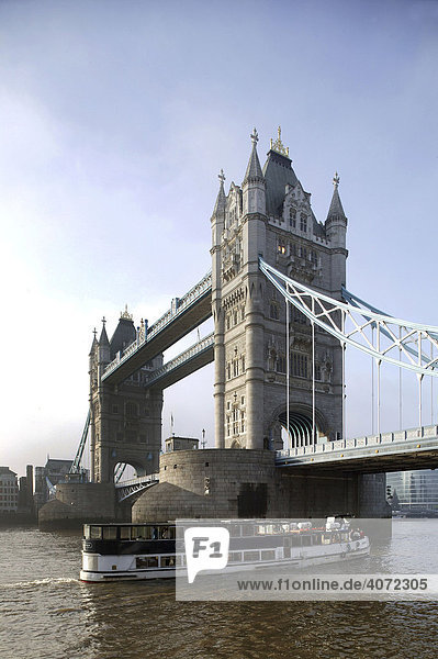 Die Tower Bridge und ein Schiff auf der Themse in London  England  Großbritannien  Europa