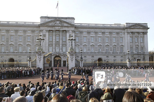 Touristen vor dem Buckingham Palace am Victoria Memorial warten auf die Wachablösung in London  England  Großbritannien  Europa