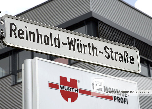 Straßenschild Reinhold-Würth-Straße am Firmensitz der Adolf Würth GmbH und Co. KG  Handelskonzern für Befestigungsmaterial  Montagematerial und Werkzeuge in Künzelsau  Baden-Württemberg  Deutschland  Europa