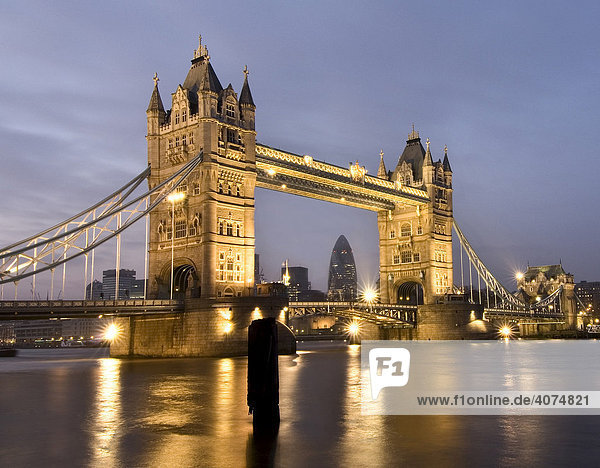 Tower-Bridge bei Nacht  London  England  Großbritannien  Europa