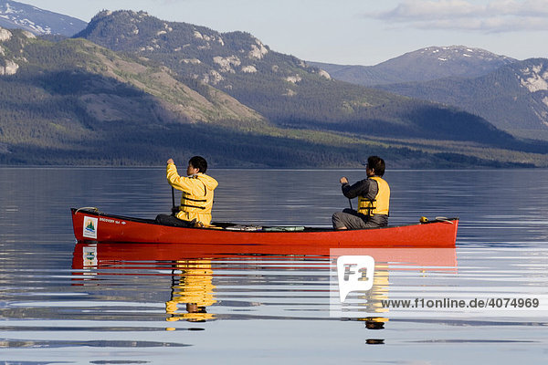 Kanu-Fahrer  Abend  Lake Laberge See  Yukon  Kanada  Nordamerika
