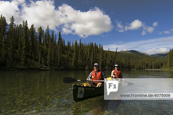 Kanufahrer am Liard Fluss  British Columbia  Yukon Territorium  Kanada  Nordamerika