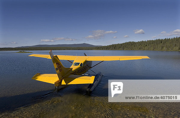 Rangierendes Wasserflugzeug  Busch-Flugzeug  Cessna 206  Caribou Seen  Liard Fluss  British Columbia  Yukon Territorium  Kanada  Nordamerika