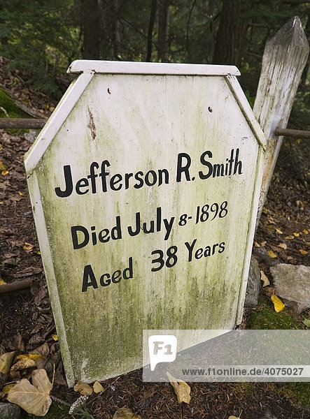 Grab und Grabstein von Soapy Smith  berühmtester Gangster im Klondike Goldrausch  Gold Rush Friedhof  Skagway  Alaska  USA
