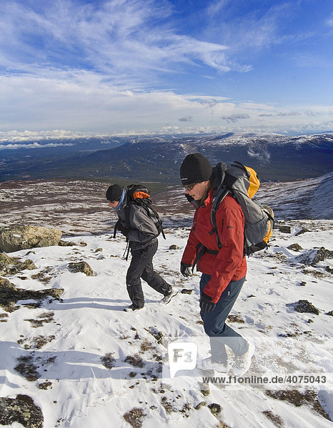 Zwei Frauen mit Rucksäcken wandern an einem Bergkamm entlang  Ibex-Gebirge  hinten Takhini und Yukon River-Tal  Yukon Territory  Kanada  Nordamerika
