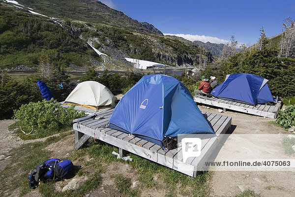 Zelte auf Holzplattformen  Happy Camp Zeltplatz am Chilkoot Pass/Trail  Klondike Goldrausch  British Columbia  Kanada  Nordamerika
