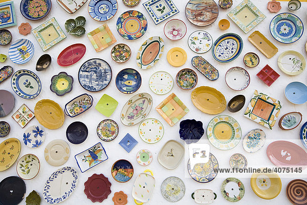 Zahlreiche Keramik Teller an einer Hauswand  Vila do Bispo  Algarve  Portugal  Europa