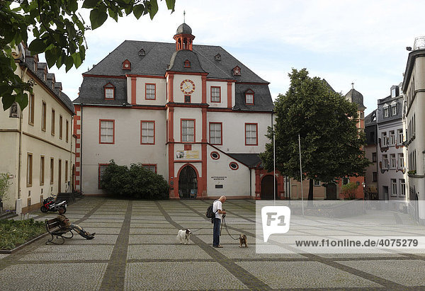 Das Alte Kaufhaus mit dem Augenroller  beherbergt heute das Mittelrhein-Museum  Koblenzer Altstadt  Rheinland-Pfalz  Deutschland  Europa