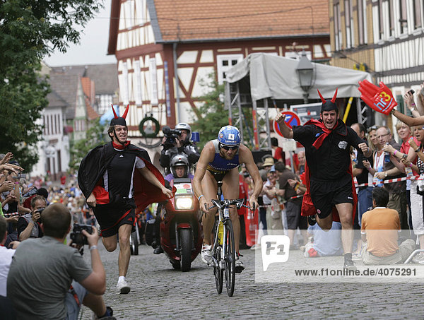 Faris Al Sultan auf dem Rad  angefeuert von zwei als Teufel verkleideten Fans  Ironman Europe 2008  Hochstadt  Frankfurt  Hessen  Deutschland  Europa