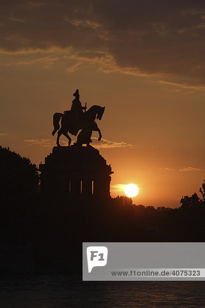 Das Reiterstandbild von Kaiser Wilhelm am Deutschen Eck im Abendlicht  Koblenz  Rheinland-Pfalz  Deutschland  Europa
