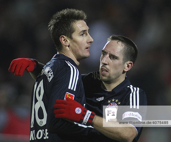 Miroslav Klose feiert seinen Treffer zum 2:1 mit Franck Ribery  Bayer-Leverkusen - Bayern-München  Bay-Arena Leverkusen  Nordrhein-Westfalen  Deutschland  Europa