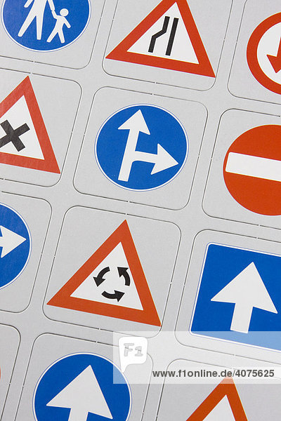 Verschiedene Verkehrszeichen  auf Pappe gedruckt