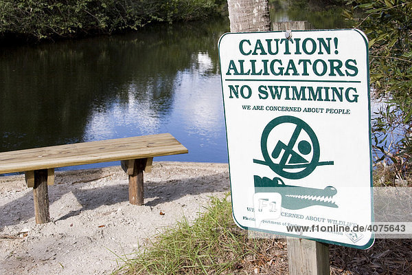 Hinweistafel  Warnschild  Schwimmen verboten wegen Alligatoren  im Koreshan Historic Site State Park  Estero  Florida  USA